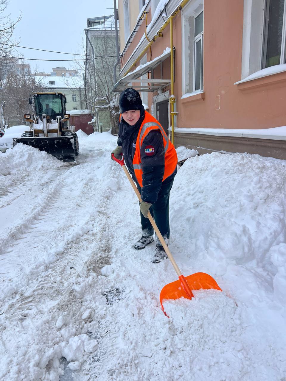 Заглянем и во дворы. Уборка снега идет не только на дорогах и тротуарах, но и на придомовых территориях по всему городу Заглянем и во дворы. Уборка снега идет не только на дорогах и тротуарах, но и на придомовых территориях по всему городу
