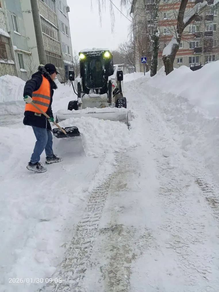 Заглянем и во дворы. Уборка снега идет не только на дорогах и тротуарах, но и на придомовых территориях по всему городу Заглянем и во дворы. Уборка снега идет не только на дорогах и тротуарах, но и на придомовых территориях по всему городу