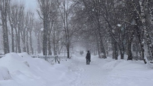 Сегодня на республику обрушится новая волна снегопада: синоптики прогнозируют сильный и мокрый снег, метель, гололёд и снежные заносы на дорогах, а ветер местами усилится до 15–20 м/с