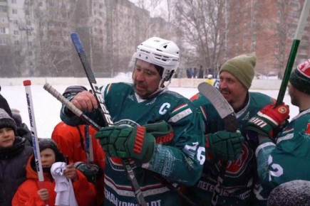 В Казани прошёл дружеский хоккейный матч между школьной командой гимназии №6 и игроками прославленного клуба «Ак Барс»