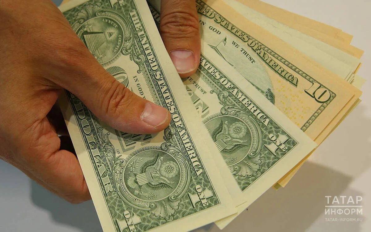 Рубль продолжает укрепляться на валютном рынке