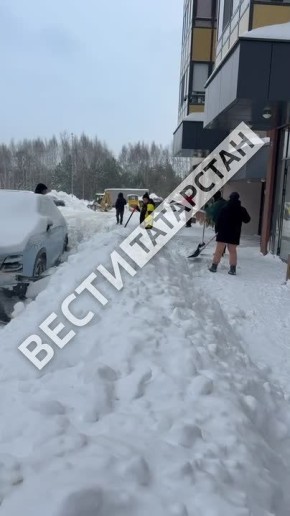Казанцы вышли на уборку снега