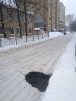 В «Водоканале» рассказали о провале асфальта на Заслонова - Еники в Казани