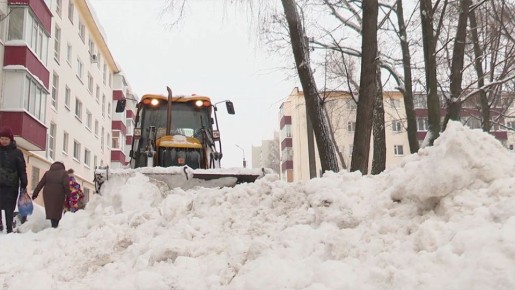 В Нижнекамске продолжается работа по очистке города от снега