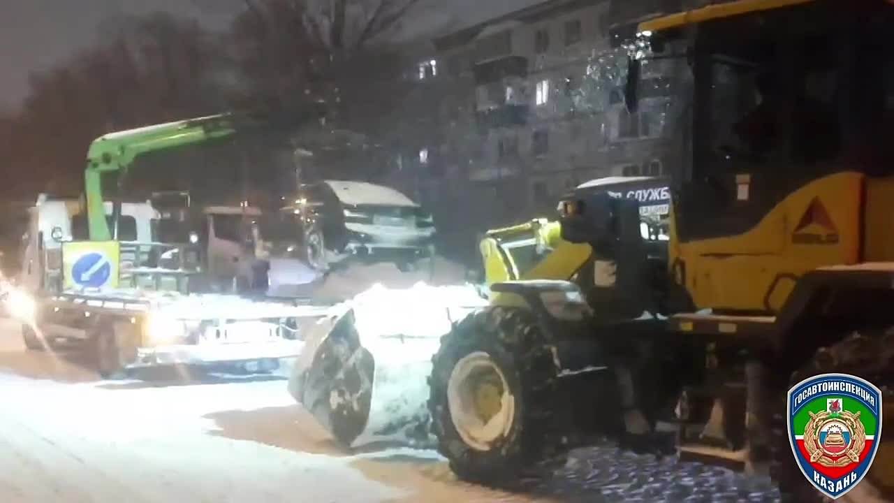 За сутки в Казани эвакуировали больше 140 машин, которые мешали уборке снега