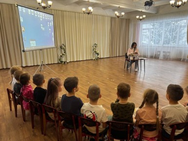 Сегодня финалистка шоу «Голос. Дети» Арина Кияшко побывала в детском саду № 77