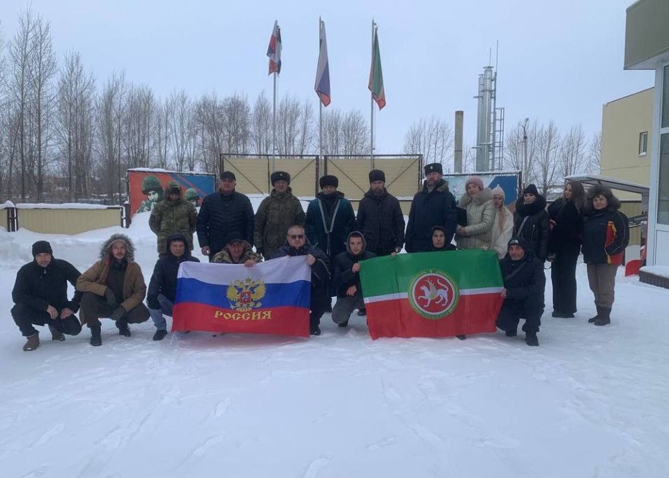 Вчера ещё восемь новобранцев, подписавших контракт с министерством обороны, отравились по местам службы