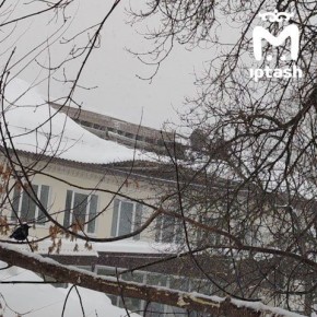 Крышу в детской поликлинике на Жилке, которая не выдержала снега, ремонтировали 7 лет назад