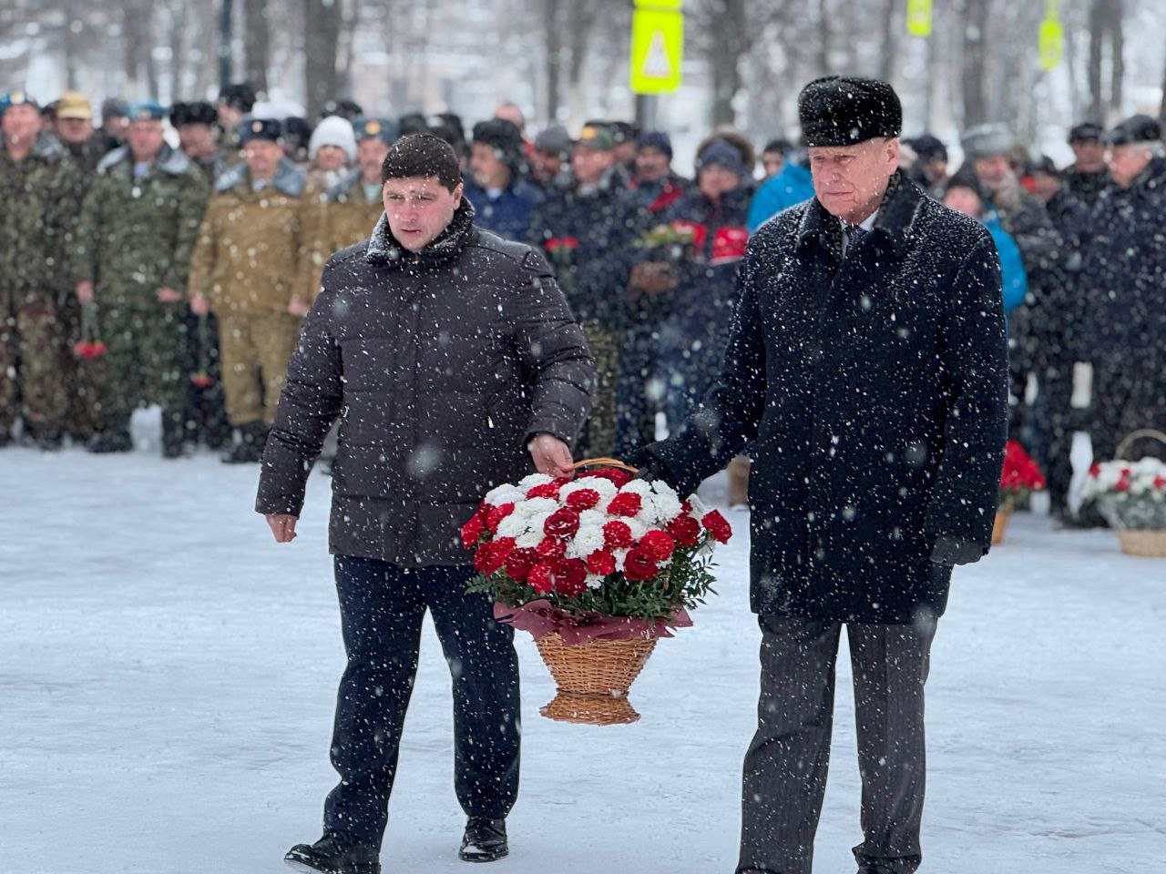 В День памяти воинов-интернационалистов в Нижнекамске прошел митинг, где собрались участники локальных конфликтов, представители ветеранских организаций и городской администрации, а также школьники и матери погибших солдат