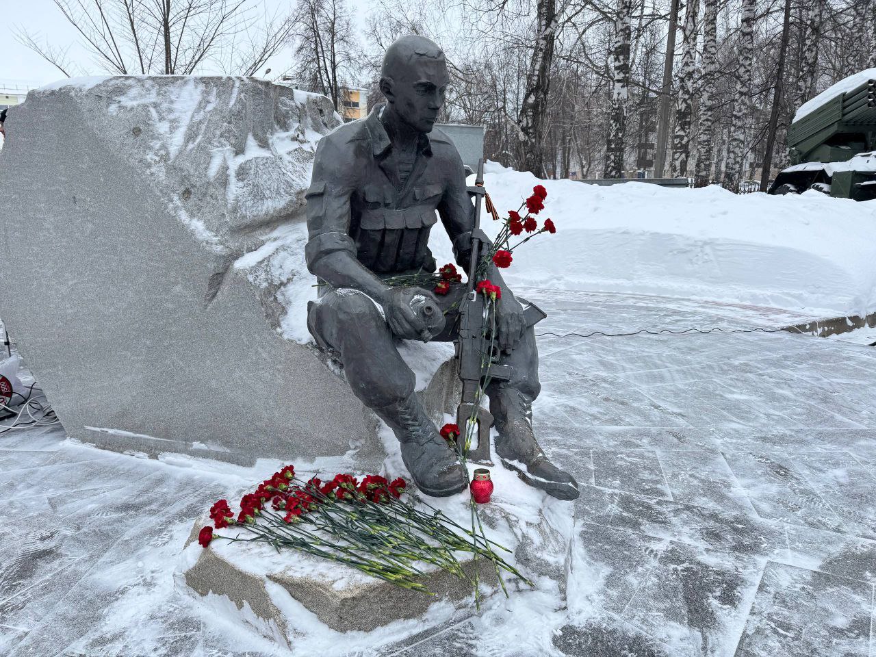 В День памяти воинов-интернационалистов в Нижнекамске прошел митинг, где собрались участники локальных конфликтов, представители ветеранских организаций и городской администрации, а также школьники и матери погибших солдат В День памяти воинов-интернационалистов в Нижнекамске прошел митинг, где собрались участники локальных конфликтов, представители ветеранских организаций и городской администрации, а также школьники и матери погибших солдат