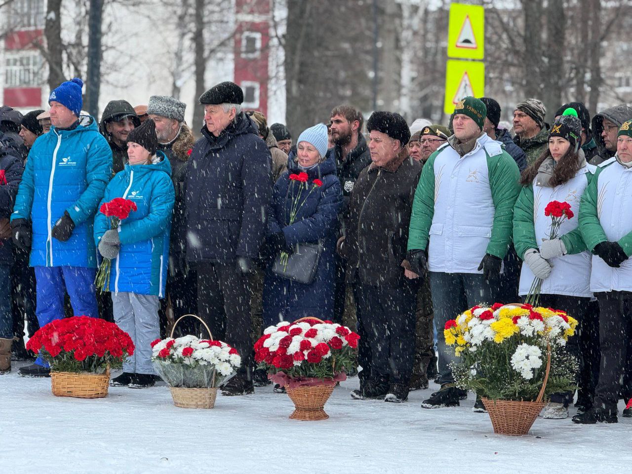 В День памяти воинов-интернационалистов в Нижнекамске прошел митинг, где собрались участники локальных конфликтов, представители ветеранских организаций и городской администрации, а также школьники и матери погибших солдат В День памяти воинов-интернационалистов в Нижнекамске прошел митинг, где собрались участники локальных конфликтов, представители ветеранских организаций и городской администрации, а также школьники и матери погибших солдат