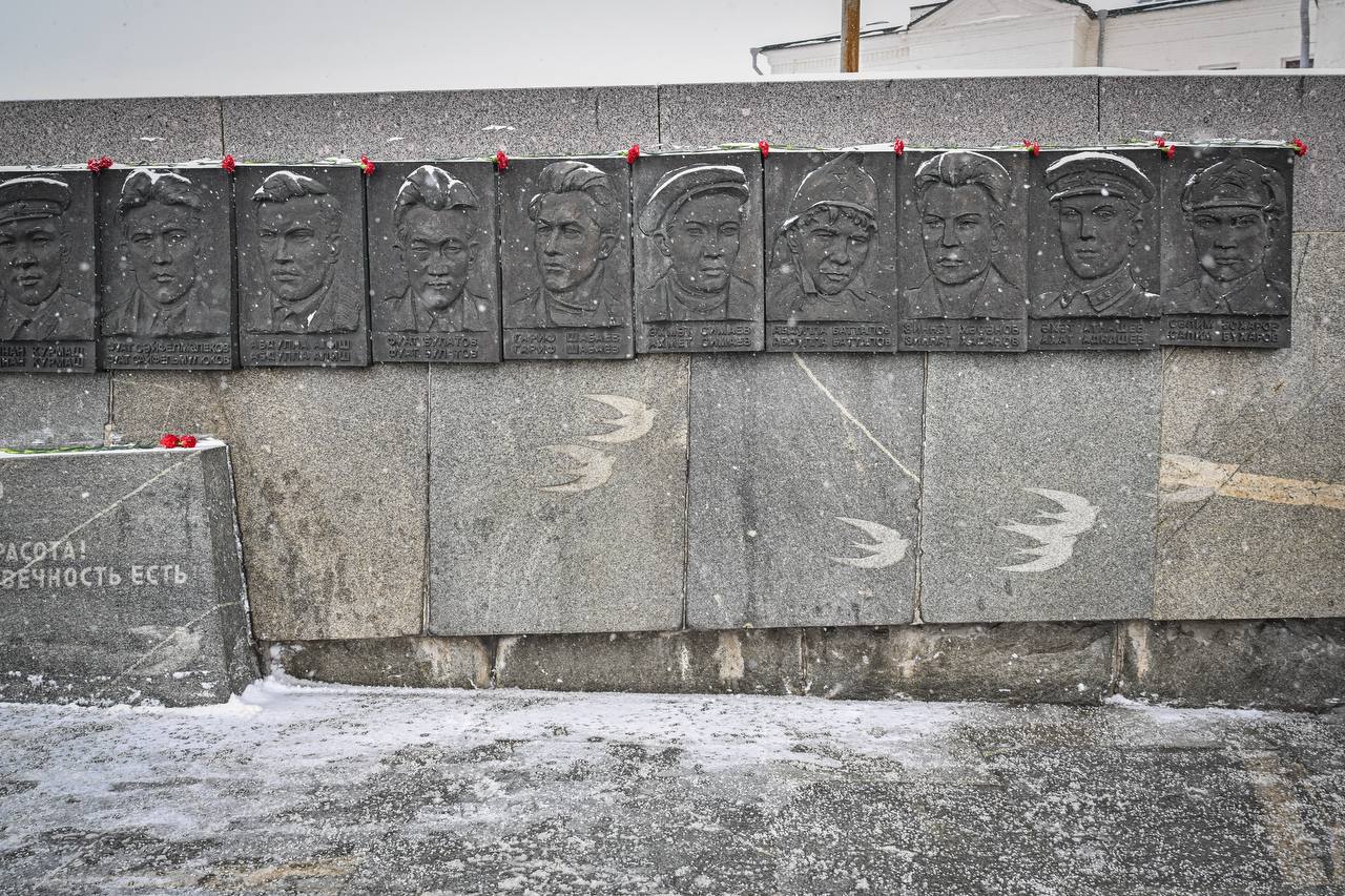 В Казани состоялась церемония возложения цветов к памятнику Мусе Джалилю В Казани состоялась церемония возложения цветов к памятнику Мусе Джалилю