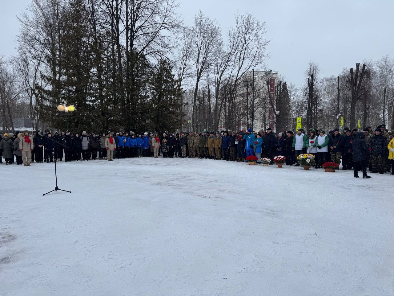 В День памяти воинов-интернационалистов в Нижнекамске прошел митинг, где собрались участники локальных конфликтов, представители ветеранских организаций и городской администрации, а также школьники и матери погибших солдат В День памяти воинов-интернационалистов в Нижнекамске прошел митинг, где собрались участники локальных конфликтов, представители ветеранских организаций и городской администрации, а также школьники и матери погибших солдат