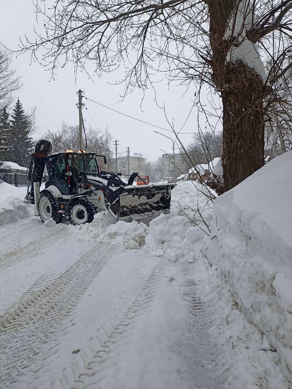 На улице — атмосфера зимней сказки… На улице — атмосфера зимней сказки…