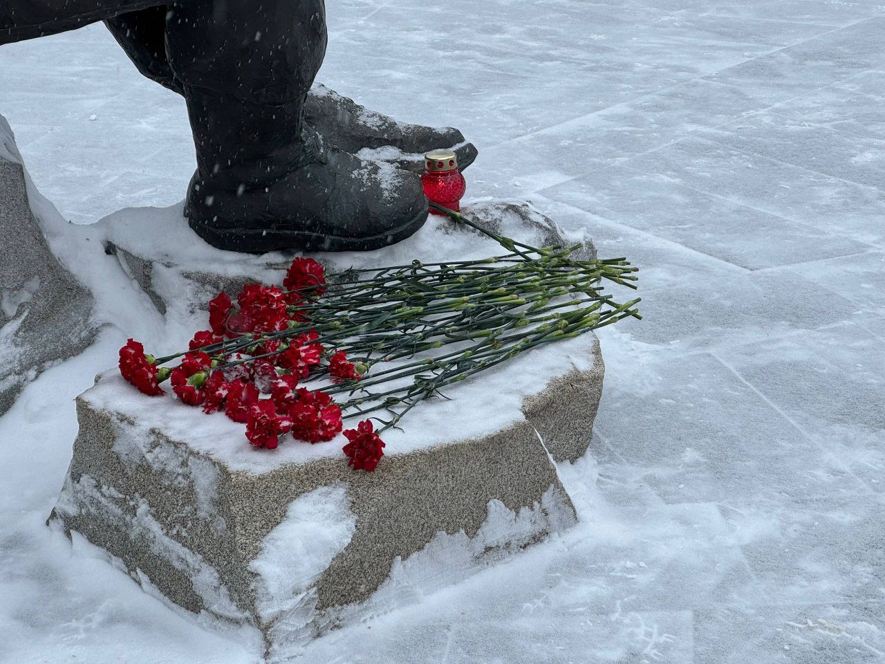 В День памяти воинов-интернационалистов в Нижнекамске прошел митинг, где собрались участники локальных конфликтов, представители ветеранских организаций и городской администрации, а также школьники и матери погибших солдат В День памяти воинов-интернационалистов в Нижнекамске прошел митинг, где собрались участники локальных конфликтов, представители ветеранских организаций и городской администрации, а также школьники и матери погибших солдат