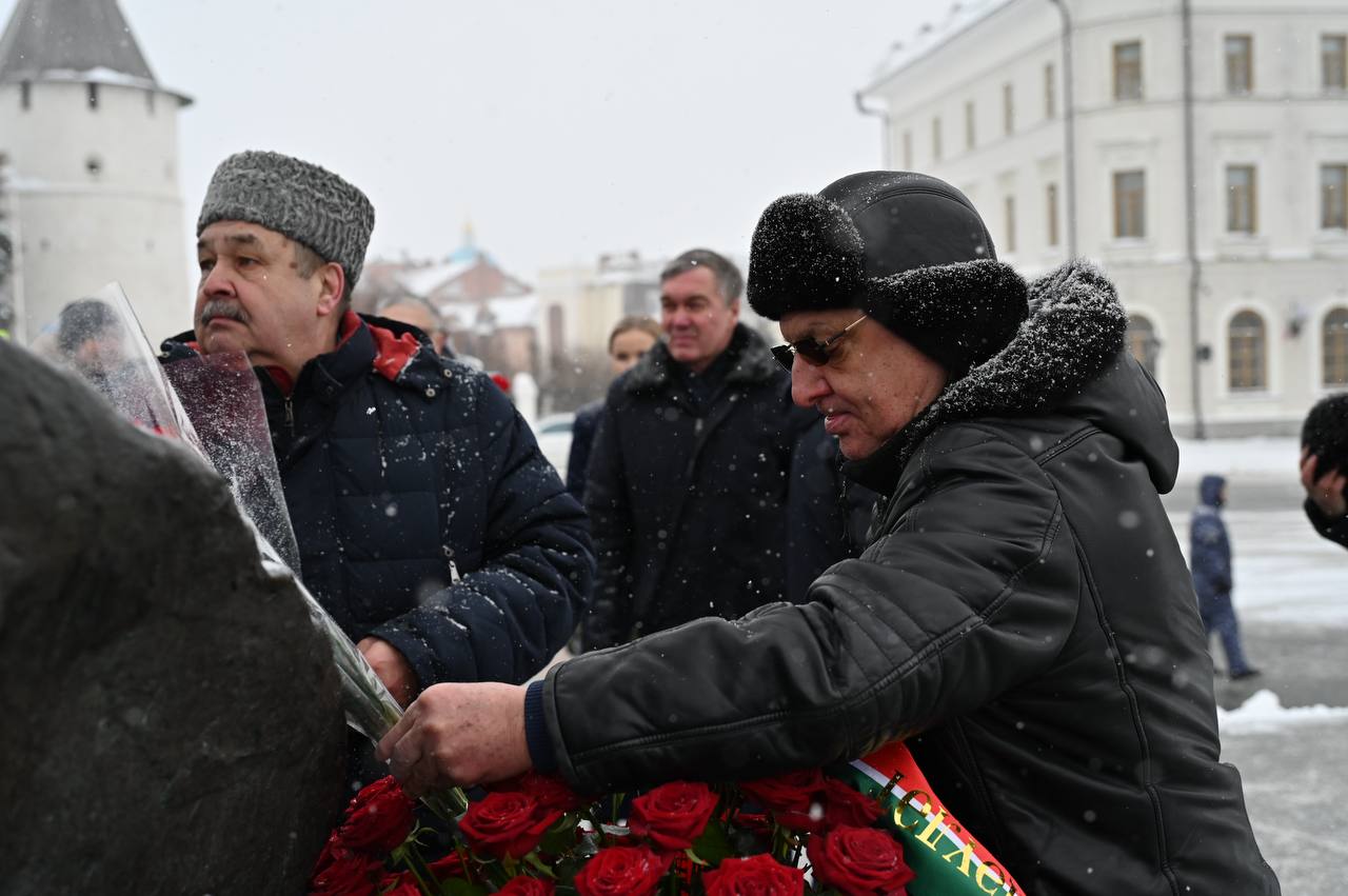 В Казани состоялась церемония возложения цветов к памятнику Мусе Джалилю В Казани состоялась церемония возложения цветов к памятнику Мусе Джалилю