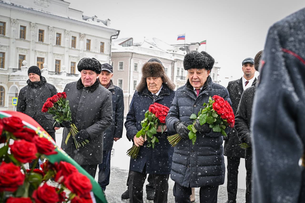 В Казани состоялась церемония возложения цветов к памятнику Мусе Джалилю В Казани состоялась церемония возложения цветов к памятнику Мусе Джалилю
