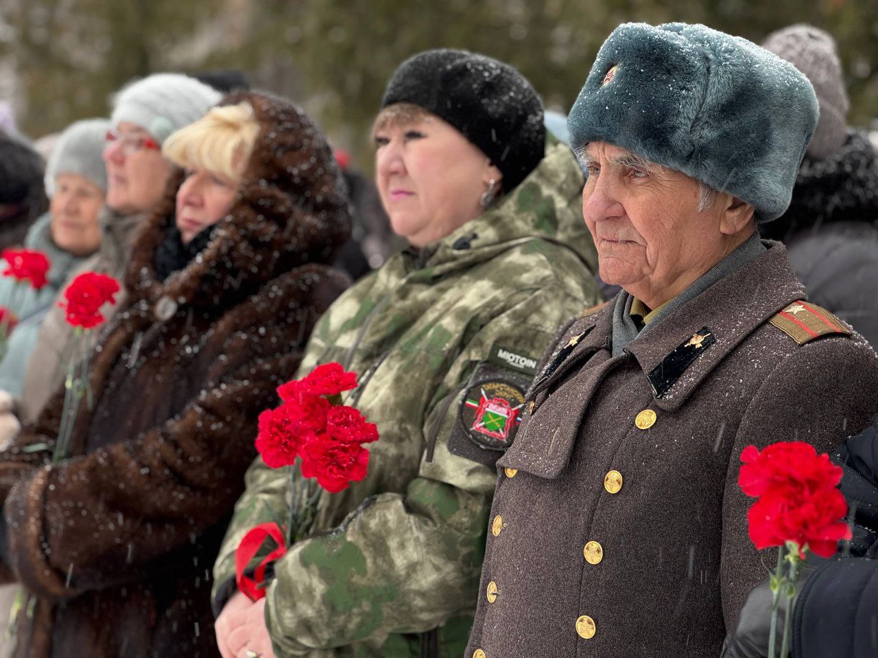 В День памяти воинов-интернационалистов в Нижнекамске прошел митинг, где собрались участники локальных конфликтов, представители ветеранских организаций и городской администрации, а также школьники и матери погибших солдат В День памяти воинов-интернационалистов в Нижнекамске прошел митинг, где собрались участники локальных конфликтов, представители ветеранских организаций и городской администрации, а также школьники и матери погибших солдат