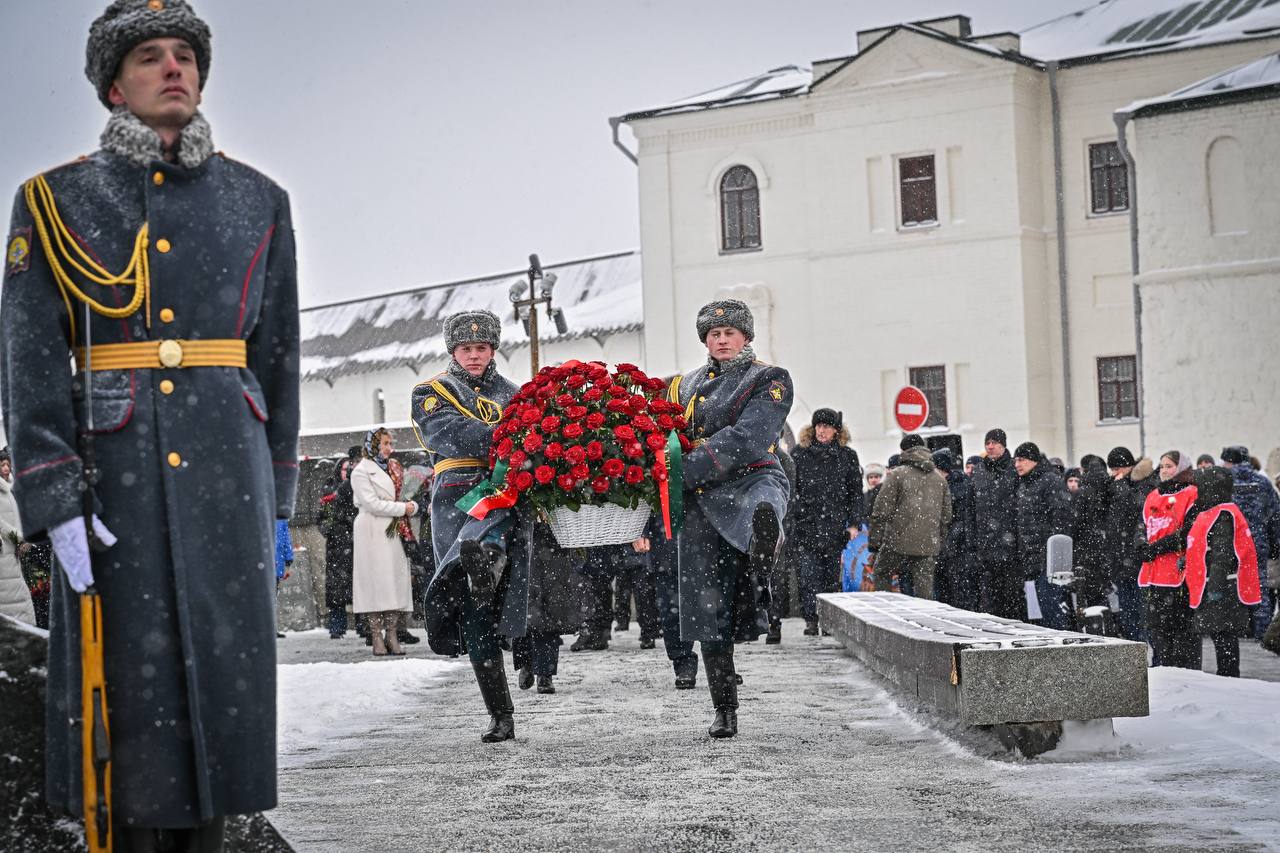 В Казани состоялась церемония возложения цветов к памятнику Мусе Джалилю В Казани состоялась церемония возложения цветов к памятнику Мусе Джалилю