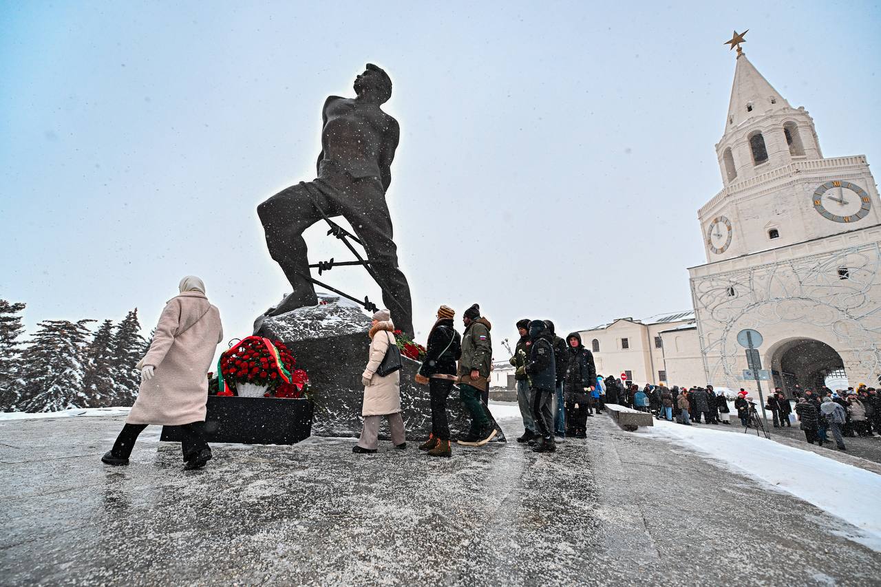 В Казани состоялась церемония возложения цветов к памятнику Мусе Джалилю