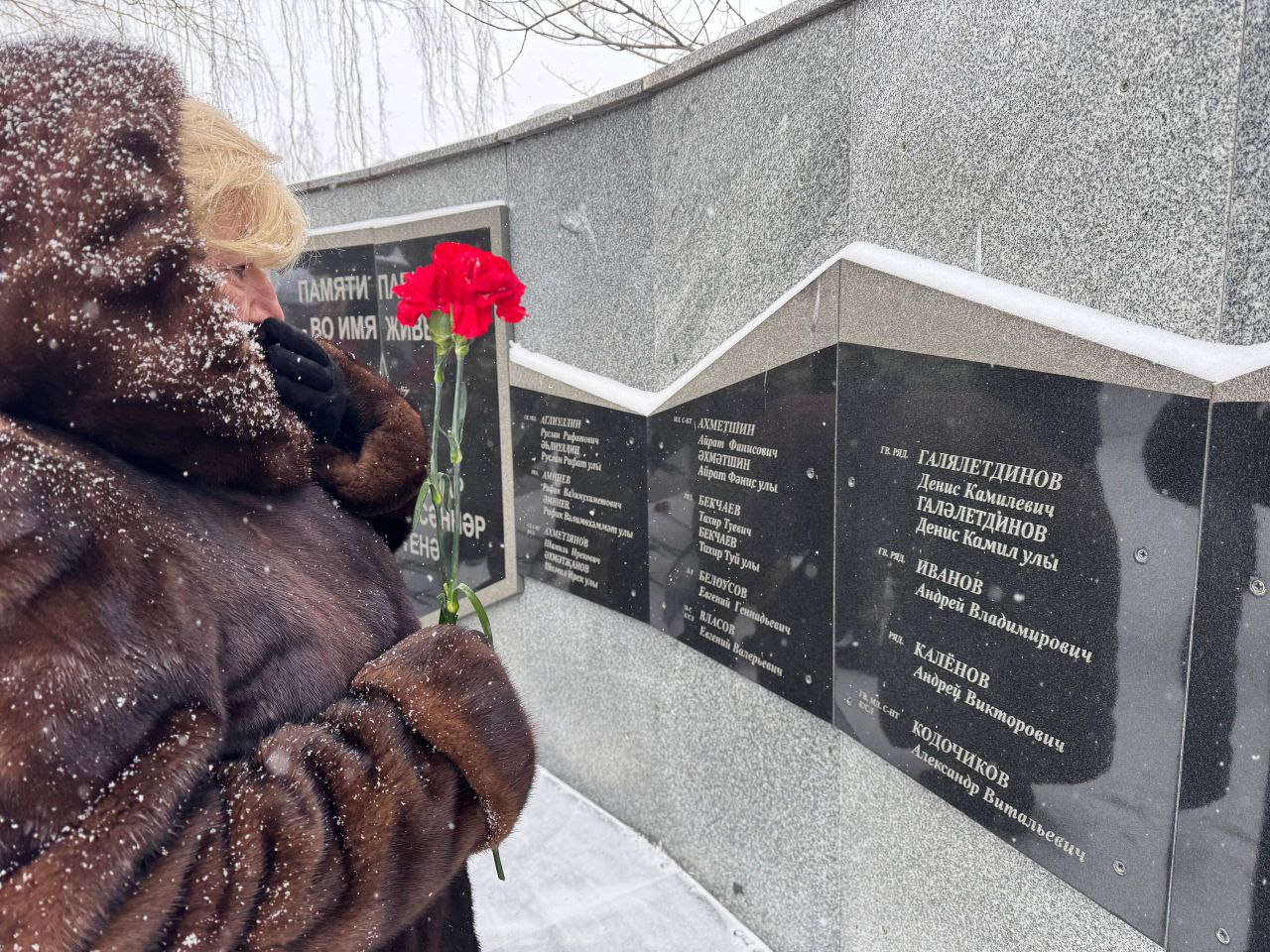 В День памяти воинов-интернационалистов в Нижнекамске прошел митинг, где собрались участники локальных конфликтов, представители ветеранских организаций и городской администрации, а также школьники и матери погибших солдат В День памяти воинов-интернационалистов в Нижнекамске прошел митинг, где собрались участники локальных конфликтов, представители ветеранских организаций и городской администрации, а также школьники и матери погибших солдат