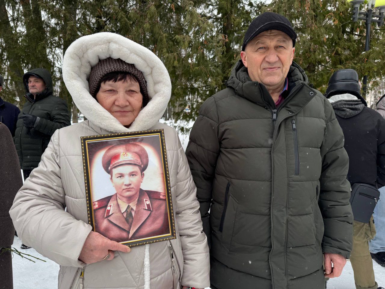 В День памяти воинов-интернационалистов в Нижнекамске прошел митинг, где собрались участники локальных конфликтов, представители ветеранских организаций и городской администрации, а также школьники и матери погибших солдат В День памяти воинов-интернационалистов в Нижнекамске прошел митинг, где собрались участники локальных конфликтов, представители ветеранских организаций и городской администрации, а также школьники и матери погибших солдат