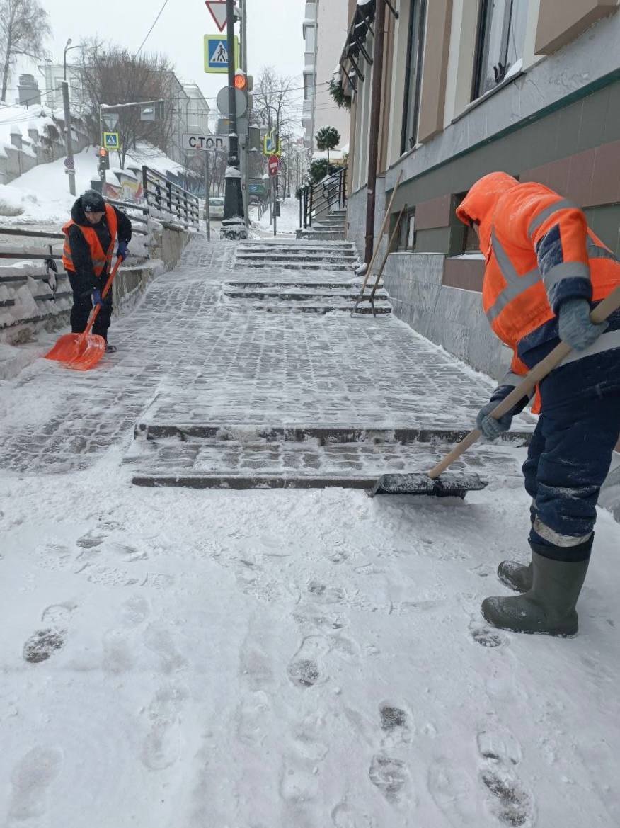 На улице — атмосфера зимней сказки… На улице — атмосфера зимней сказки…