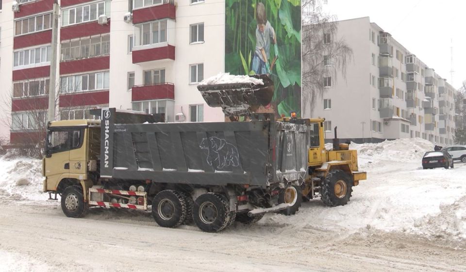 Нижнекамск мобилизовал технику: уборка снега проводится 24 часа в сутки