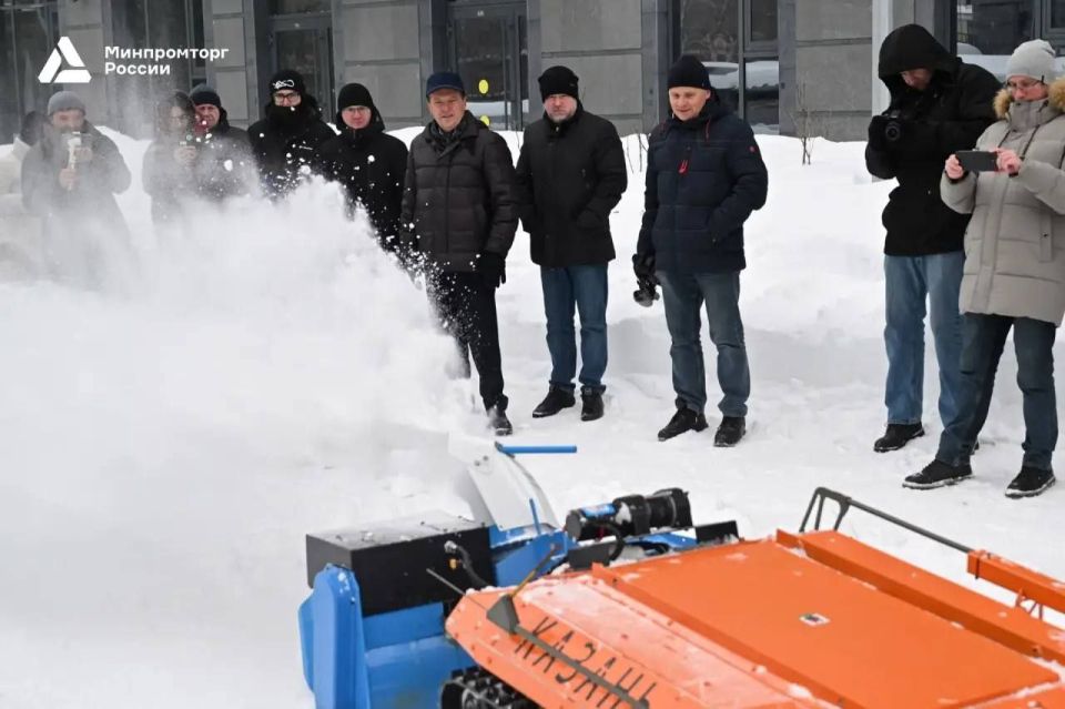 Так выглядят коммунальные роботы, которые в тестовом режиме убирают снег в Казани