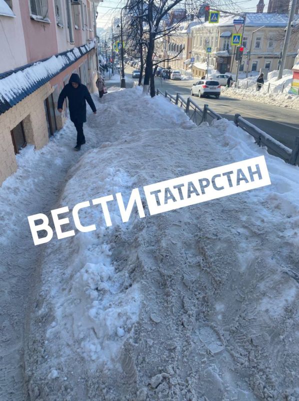 #прислановредакцию. Казанцы пожаловались на небезопасные тротуары около КФУ Жители сообщают, что тротуар покрыт льдом, каждый второй рискует упасть