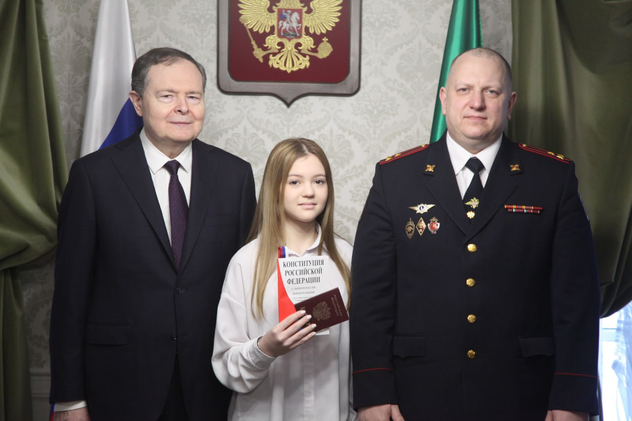 В приёмной Президента Российской Федерации в Республике Татарстан состоялось вручение первых паспортов юным татарстанцам В приёмной Президента Российской Федерации в Республике Татарстан состоялось вручение первых паспортов юным татарстанцам