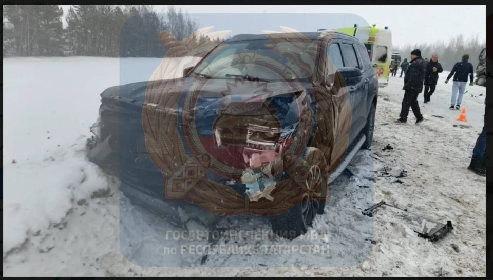 В Дрожжановском районе водитель автомобиля Лада, по предварительным данным, выехал на встречную полосу и совершил столкновение с грузовым автомобилем Volvo