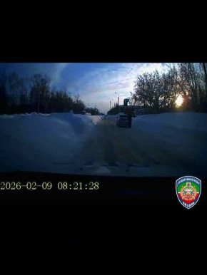 Сотрудники ГАИ Казани вручную дотолкали до заправки машину с закончившимся бензином