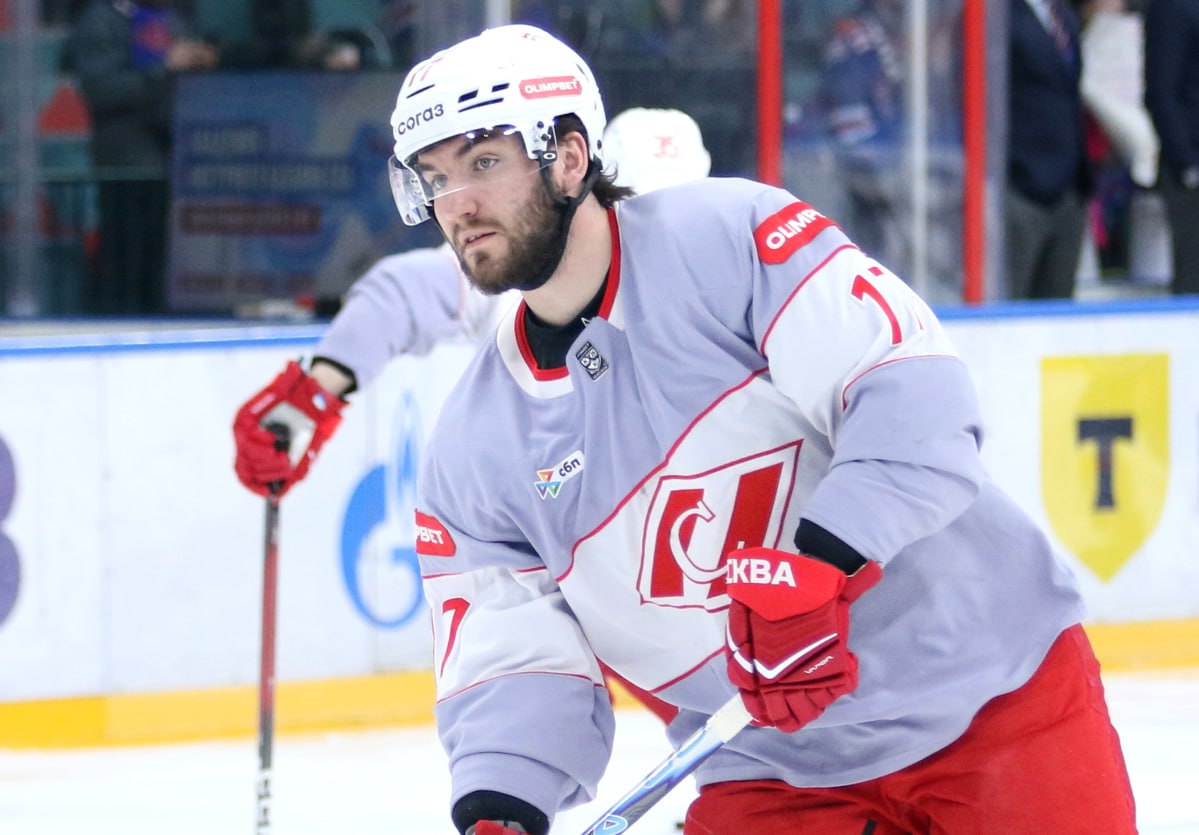 Хоккеиста «Спартака» отстранили на три матча за удар клюшкой в лицо