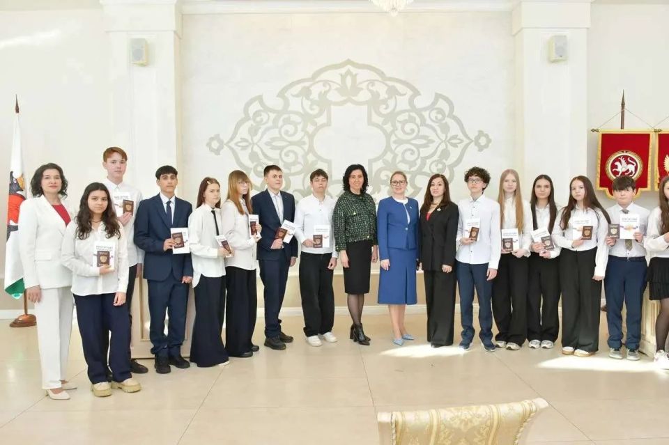 В Чаше юным казанцам торжественно вручили паспорта в преддверии 23 февраля