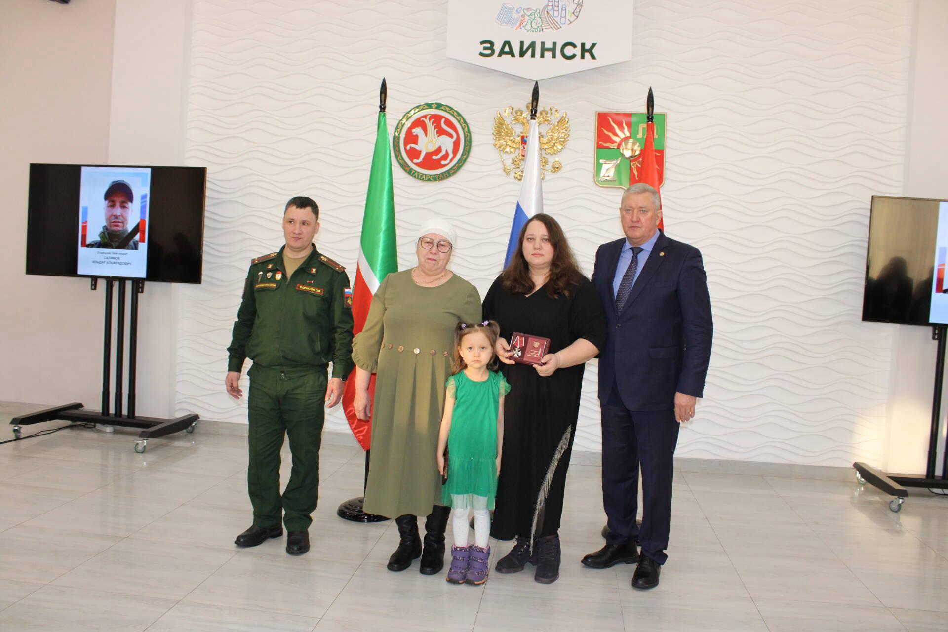 «Воспитали настоящих патриотов»: в Заинске вручили ордена родным семьям бойцов СВО «Воспитали настоящих патриотов»: в Заинске вручили ордена родным семьям бойцов СВО