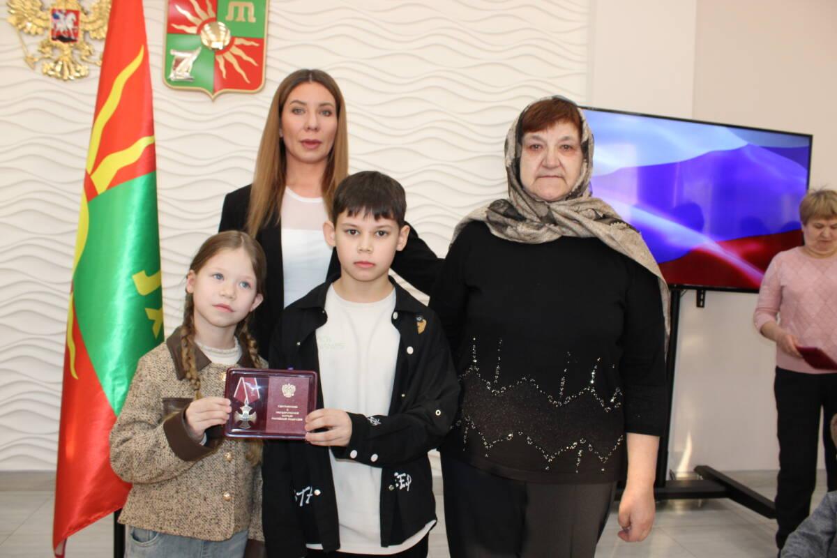 «Воспитали настоящих патриотов»: в Заинске вручили ордена родным семьям бойцов СВО «Воспитали настоящих патриотов»: в Заинске вручили ордена родным семьям бойцов СВО