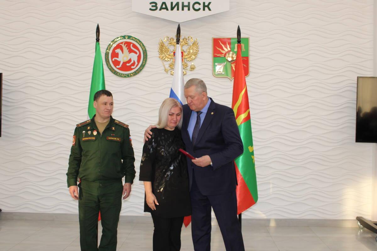 «Воспитали настоящих патриотов»: в Заинске вручили ордена родным семьям бойцов СВО «Воспитали настоящих патриотов»: в Заинске вручили ордена родным семьям бойцов СВО