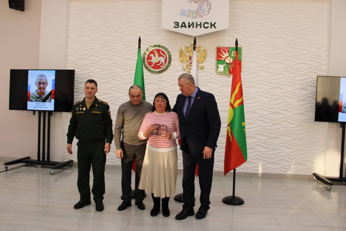 «Воспитали настоящих патриотов»: в Заинске вручили ордена родным семьям бойцов СВО