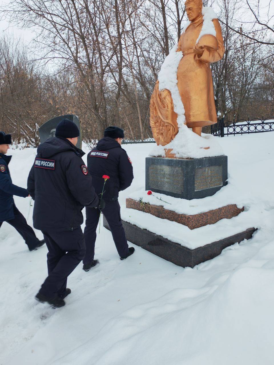 Сотрудники полиции Казани почтили память героев в День защитника Отечества Сотрудники полиции Казани почтили память героев в День защитника Отечества