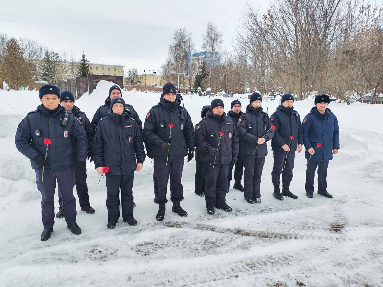Сотрудники полиции Казани почтили память героев в День защитника Отечества