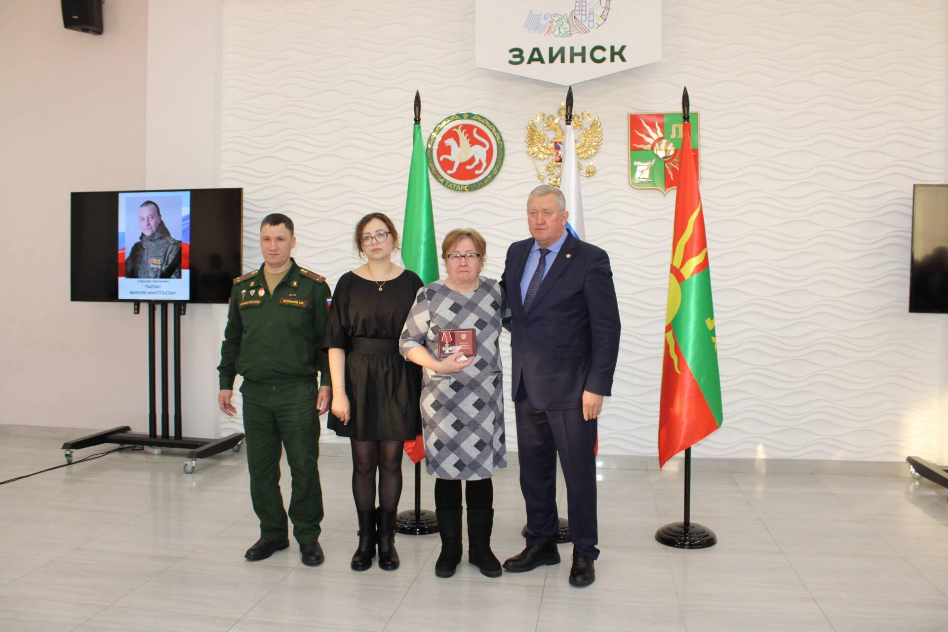 «Воспитали настоящих патриотов»: в Заинске вручили ордена родным семьям бойцов СВО «Воспитали настоящих патриотов»: в Заинске вручили ордена родным семьям бойцов СВО