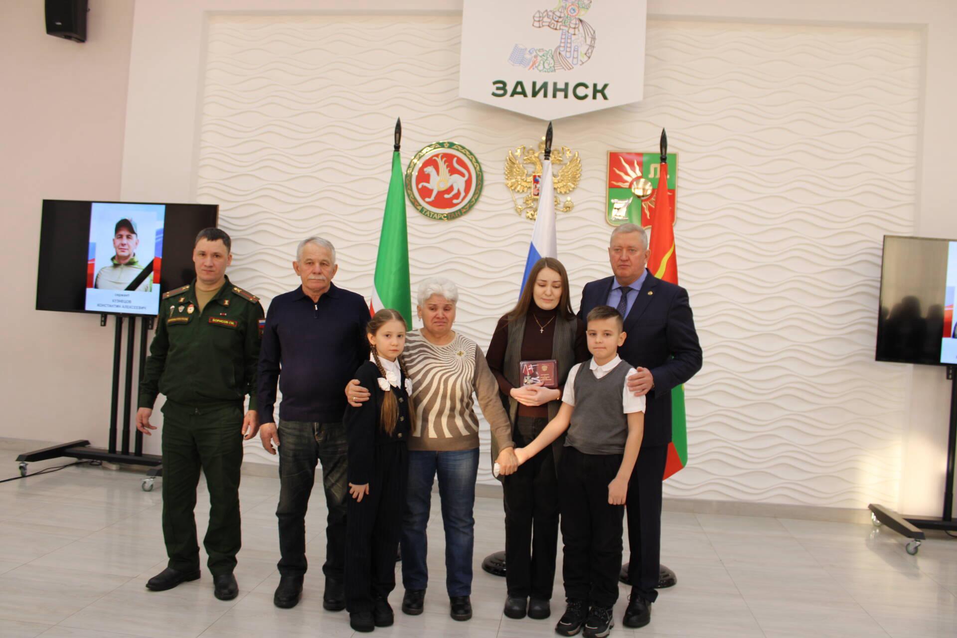 «Воспитали настоящих патриотов»: в Заинске вручили ордена родным семьям бойцов СВО «Воспитали настоящих патриотов»: в Заинске вручили ордена родным семьям бойцов СВО