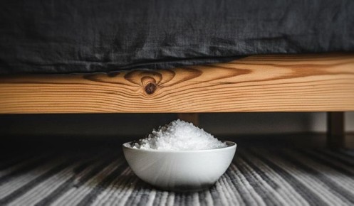 Как соль под кроватью помогает избавиться от негатива