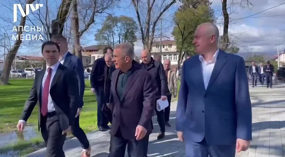 Президент Бадра Гунба и Раис Татарстана Рустам Минниханов осматривают ход восстановительных работ на набережной Диоскуров в Сухуме