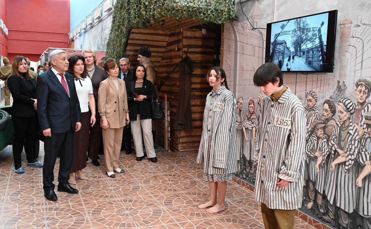 В эти дни во всех школах и учреждениях профессионального образования республики проходят парламентские уроки «Трудом и ратным подвигом Отечество мы славим!» В эти дни во всех школах и учреждениях профессионального образования республики проходят парламентские уроки «Трудом и ратным подвигом Отечество мы славим!»