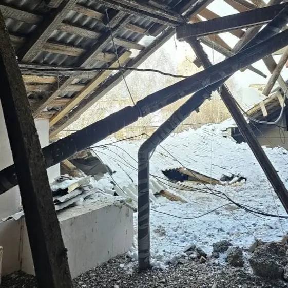 Крыша дома на Восстания обрушилась из-за неубранного снега Крыша дома на Восстания обрушилась из-за неубранного снега