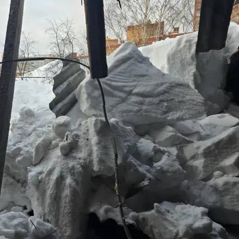 Крыша дома на Восстания обрушилась из-за неубранного снега Крыша дома на Восстания обрушилась из-за неубранного снега