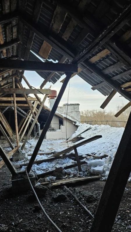 В Казани крыша дома на Восстания не выдержала снегопадов, часть ее обвалилась