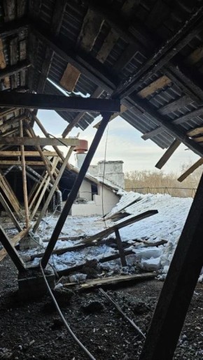 В Казани крыша дома на Восстания не выдержала снегопадов, часть ее обвалилась